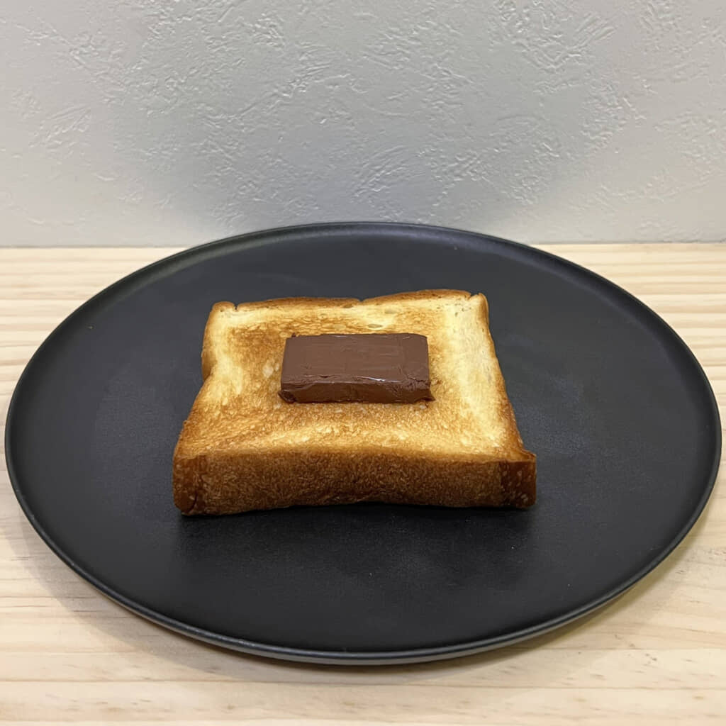 トーストのど真ん中にのせて……