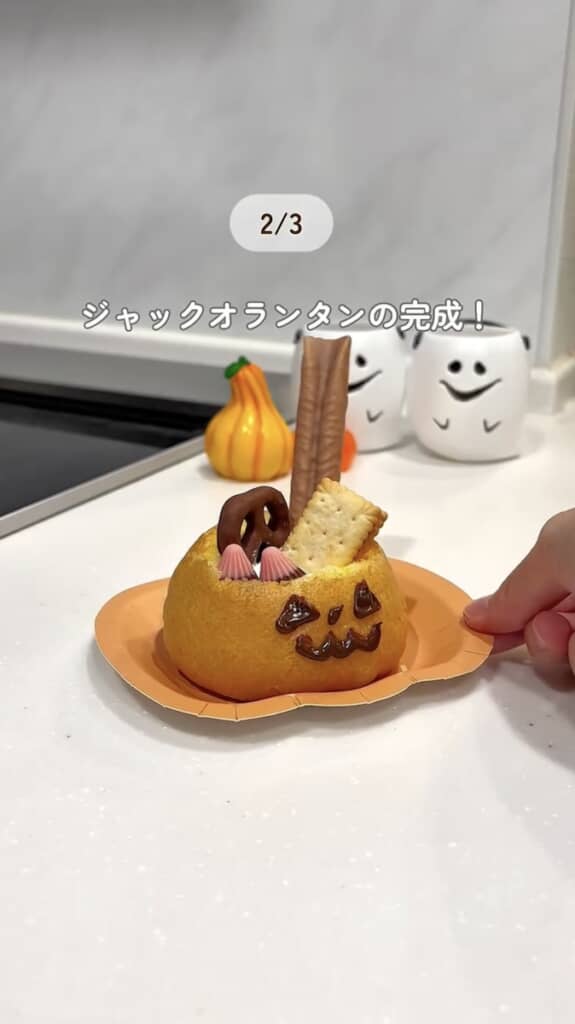 チョコペンで顔を描けば、かわいいジャック・オ・ランタンの完成！