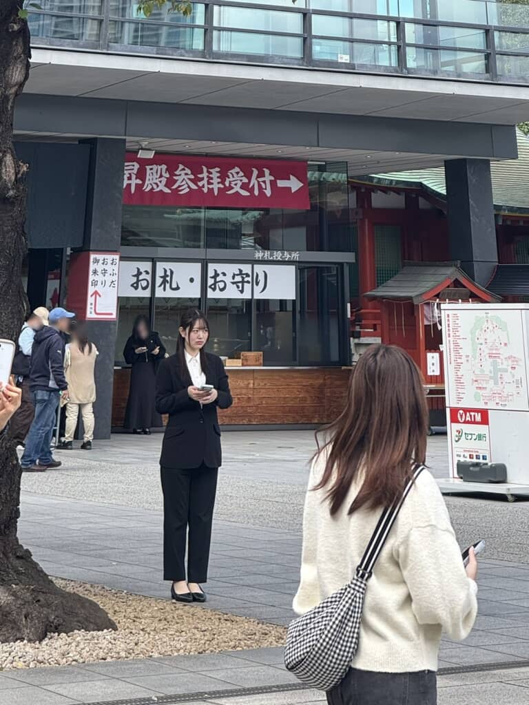 親友もまさかのスーツ姿！