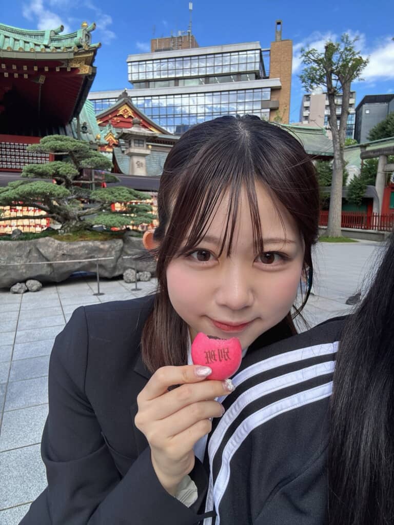 別班饅頭を食べている坂本さん
