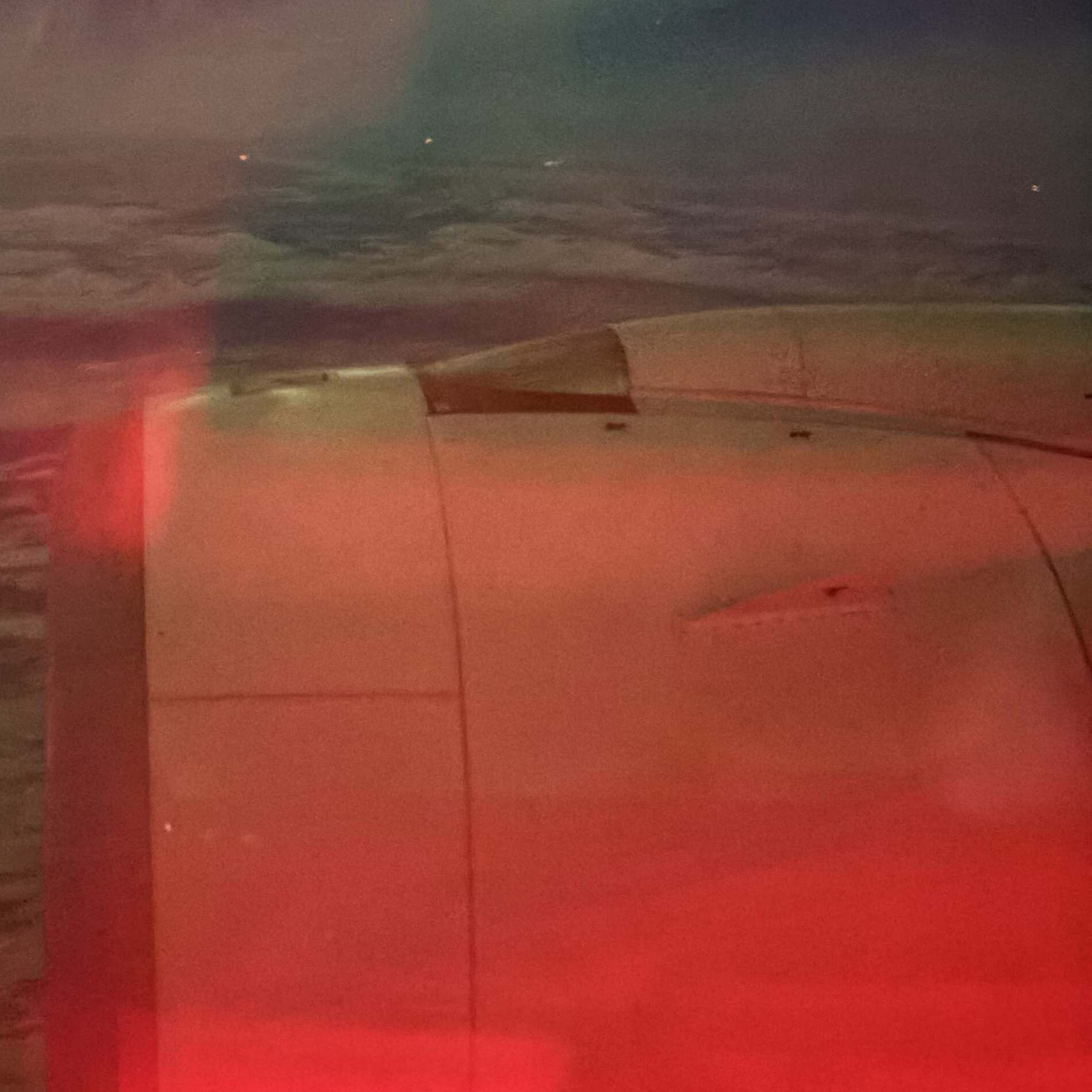 飛行機で寝ていると隣の乗客に突然起こされて…… 予期せぬ光景に「生きてるうちに一度は見てみたい」「一生の宝物」(1/3) | 乗り物 ねとらぼ