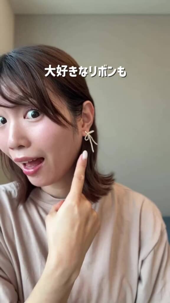 リボンのピアスをつけて