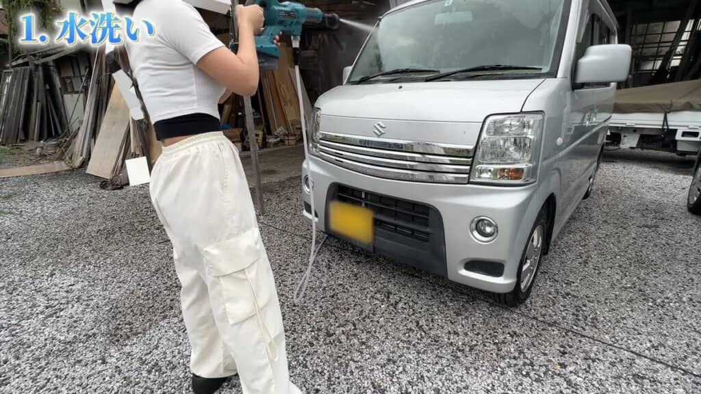 全塗装に向けて車体を洗う投稿者