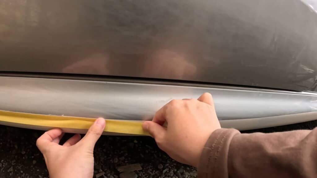 車体の下側をテープで覆う
