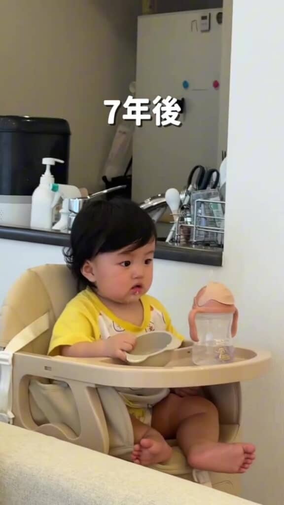 冷静に2人を見つめる娘ちゃん