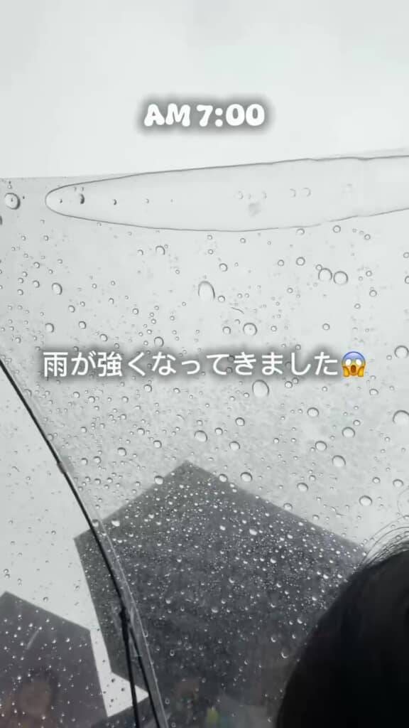 エントランス付近はまるで川のようになるほどの大雨