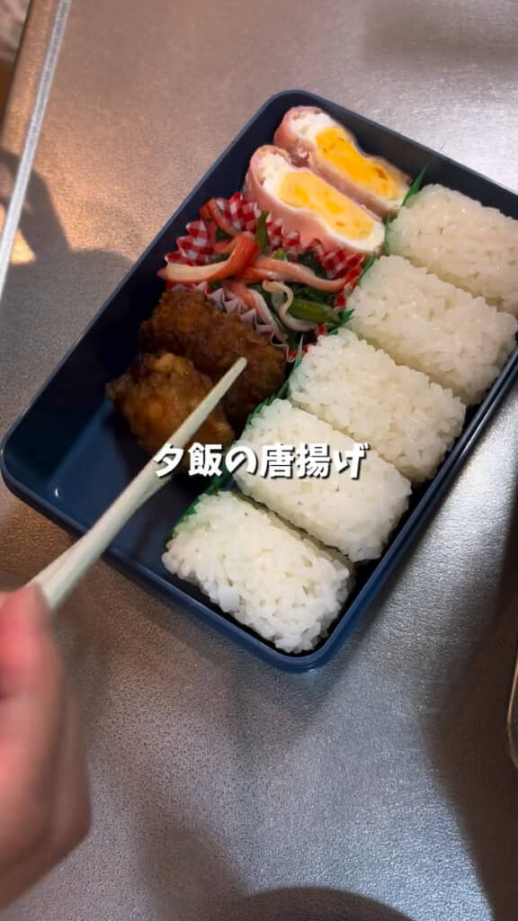 いろんなおかずをみっちり詰めて……