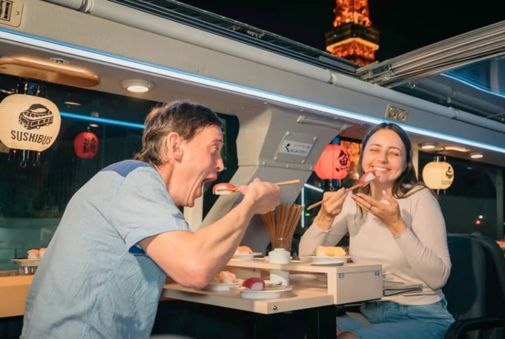 二階建てバスと回転寿司を組み合わせた「SUSHI BUS」