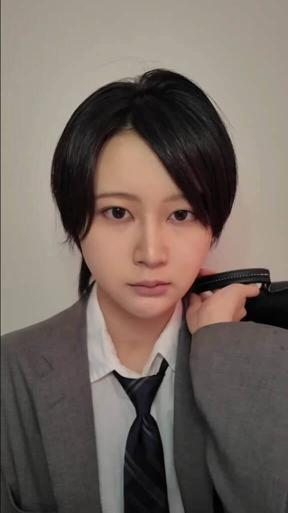 制服姿で「イケパラ」堀北さん風メイク