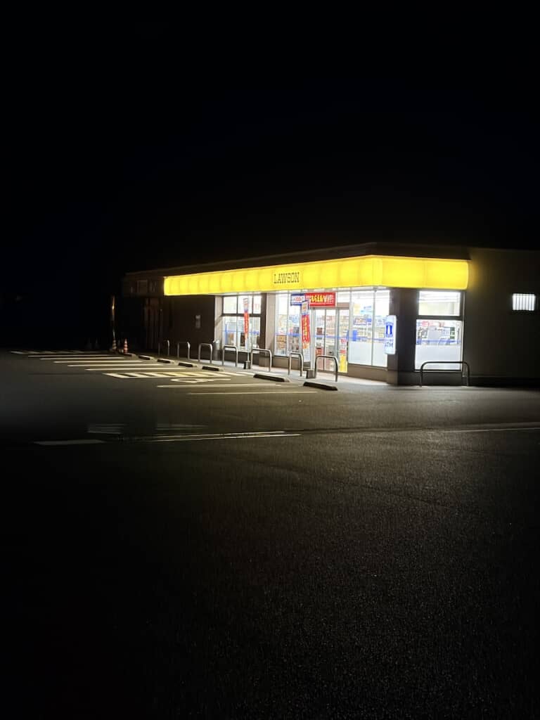 看板が黄色く光る店をよく見ると……