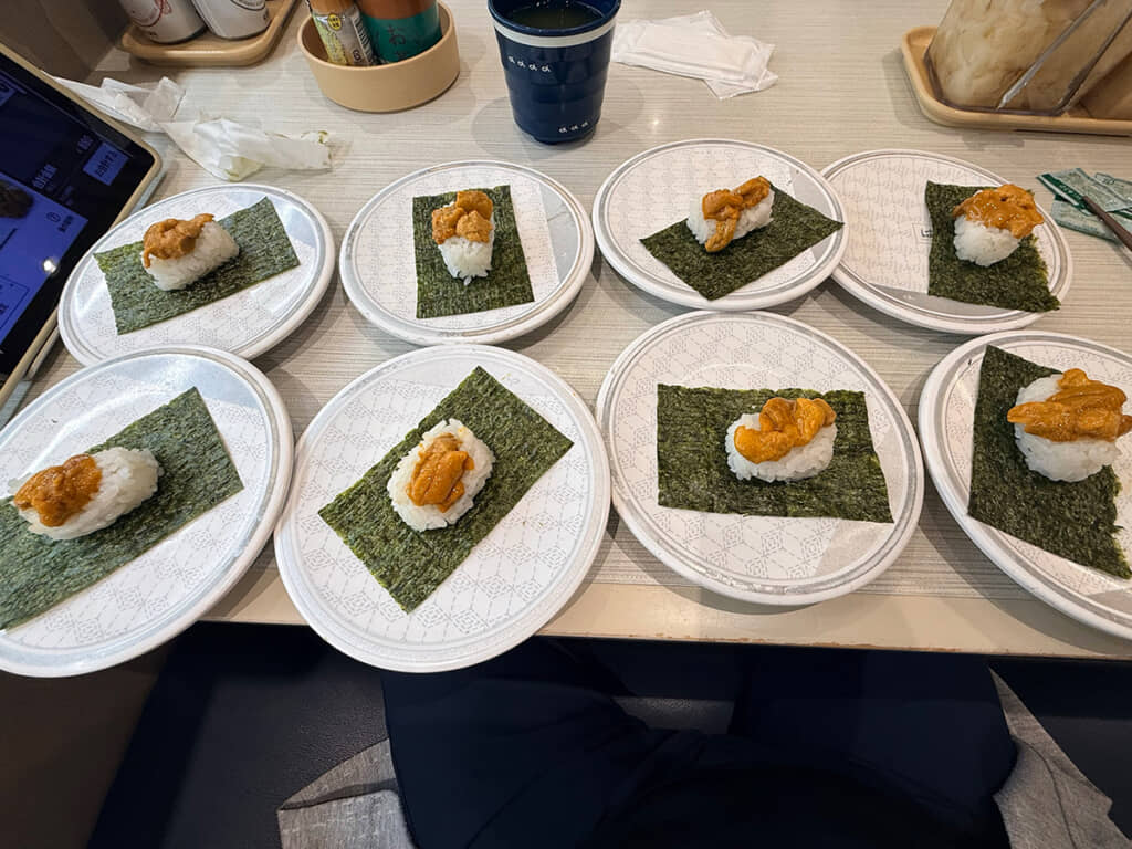 テーブルに並んだうにつつみ