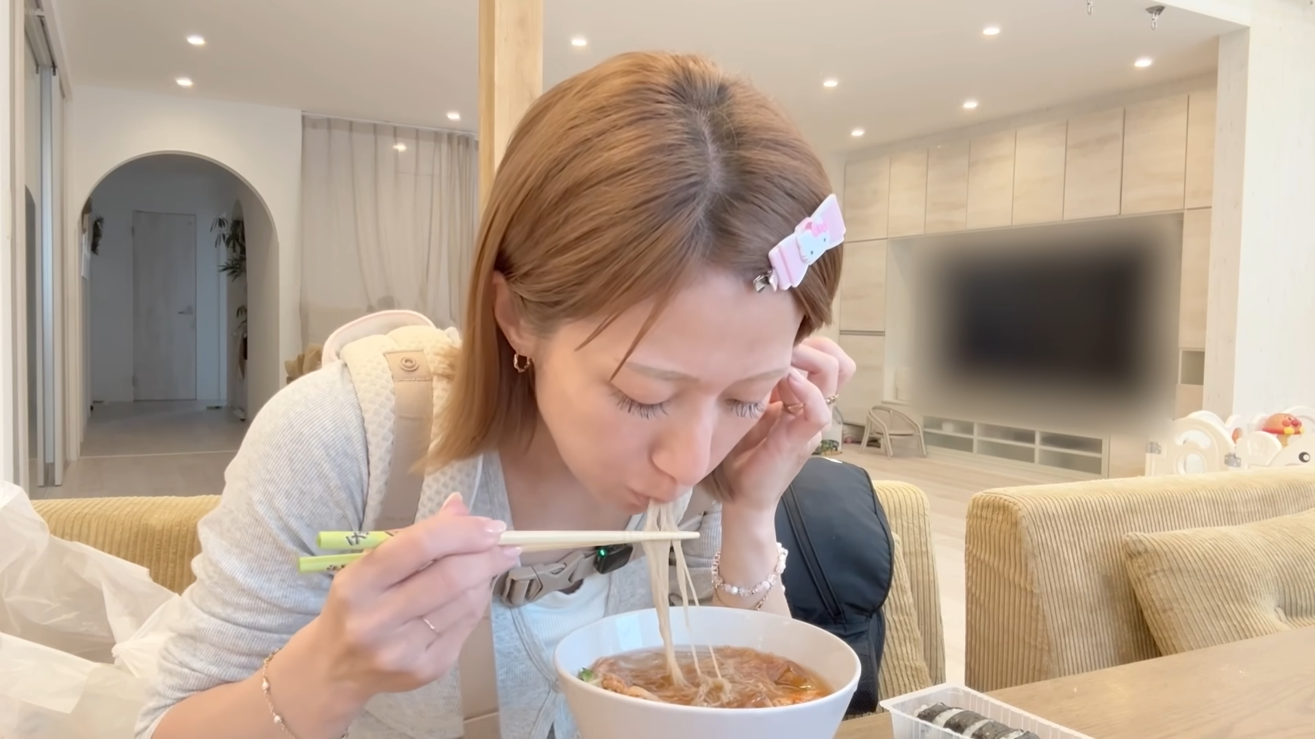 冷麺を実食(画像はYouTubeから)