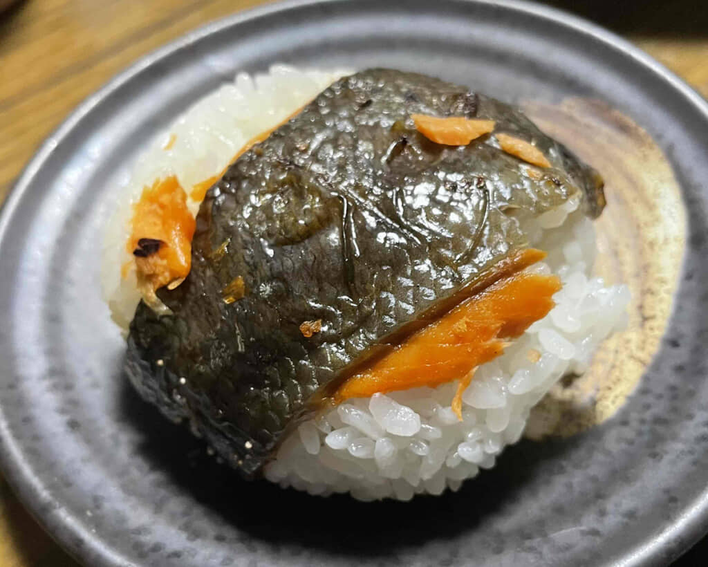 塩辛さで有名なぼだっこのおにぎり