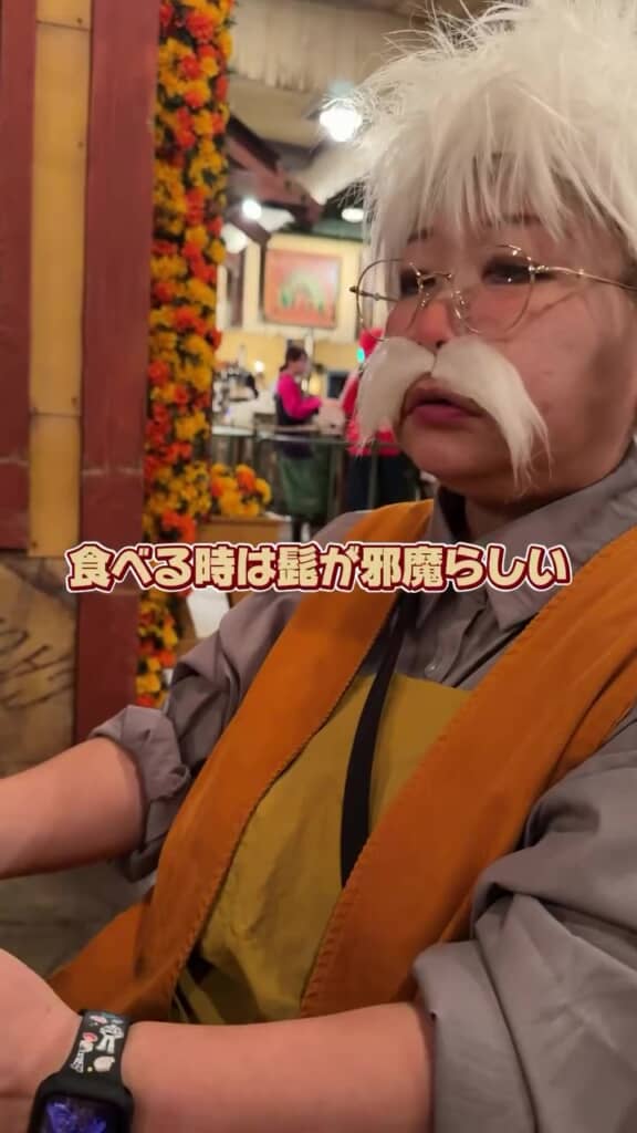 食べるときはおひげが邪魔みたい……