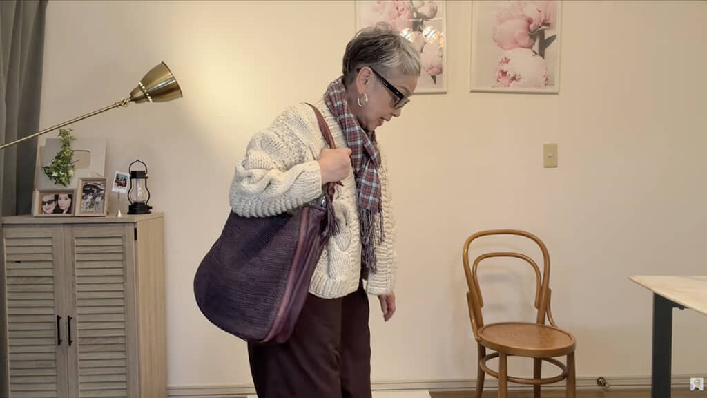チェックのストールがアクセントに