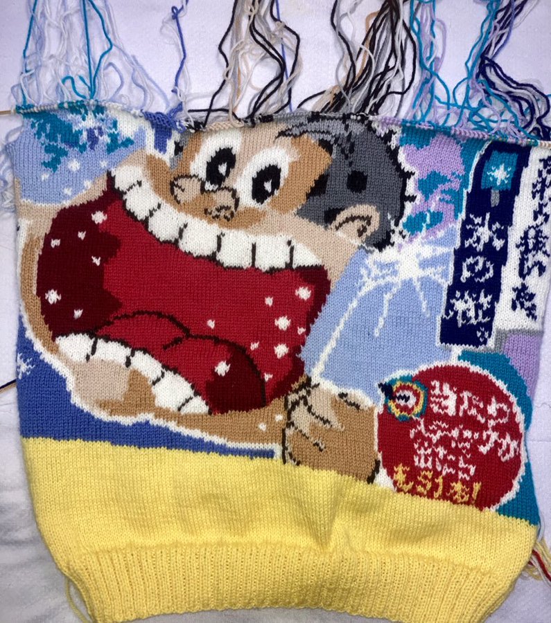 制作途中のセーター。ガリガリ君の表情や鮮やかな色合いが形になってきました