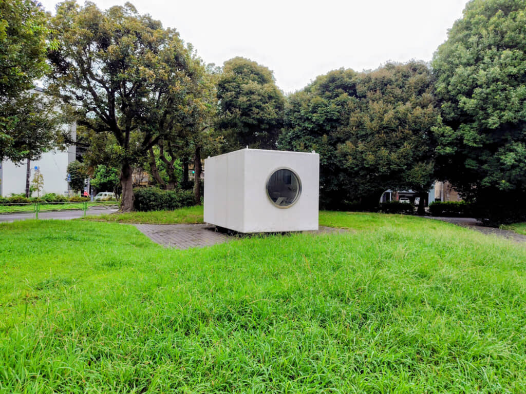 公園にたたずむ、円い窓の開いた直方体の正体は……？