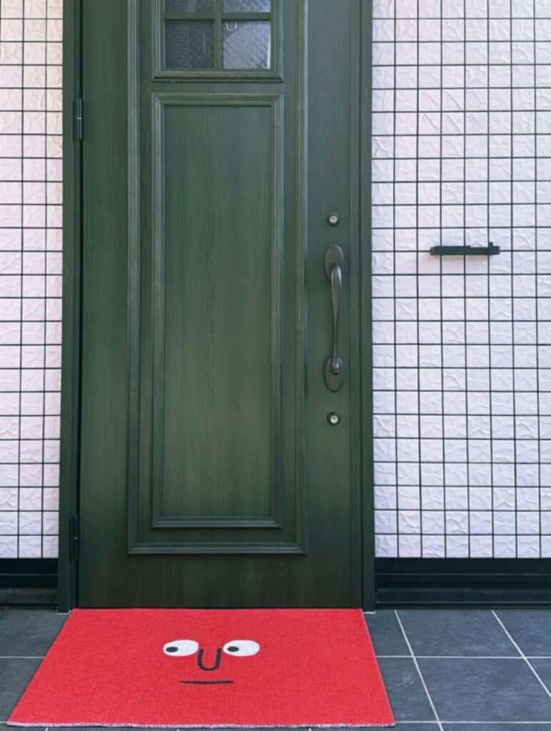 レトロで海外っぽい扉と、顔つきの玄関マットで家に入る前からテンションが上がります