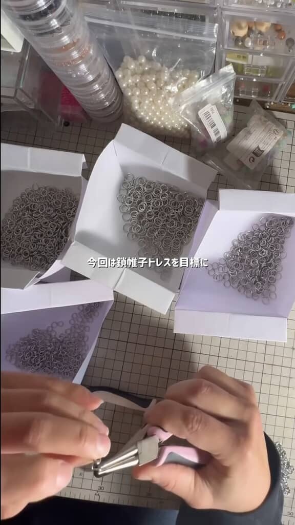 ダイソーなどでそろえた大量の丸カン。「材料費は1万円ほど」だそうで、それだけで作業量が膨大な予感