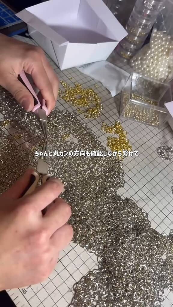 ところどころに金色の丸カンを挟んでアクセントに