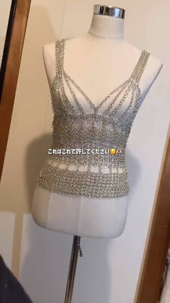 トルソーを土台に組み付けたら、服らしくまとまりました