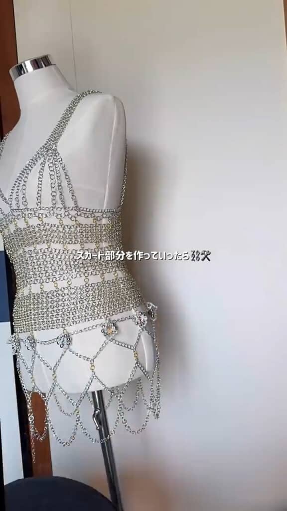 下にチェーンを足してうろこ風のスカートに
