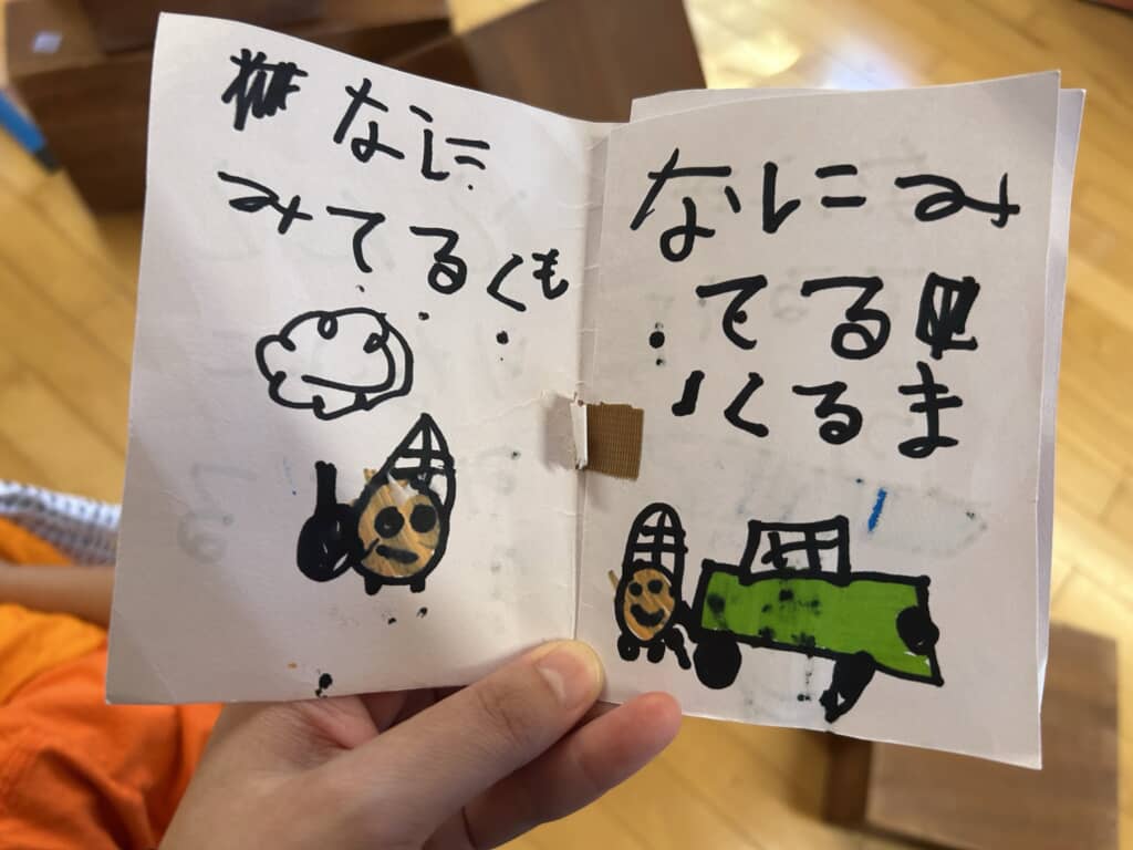 雲と緑色の車を嬉しそうに見ているどんぐり