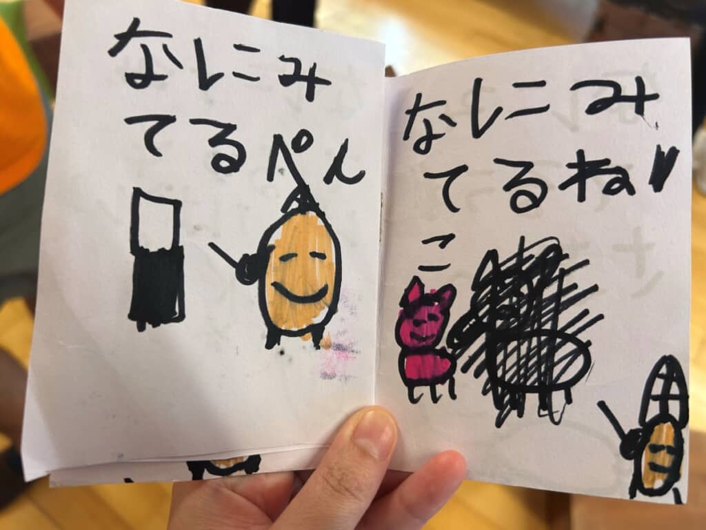 ペンを見たりピンクの猫を見たり