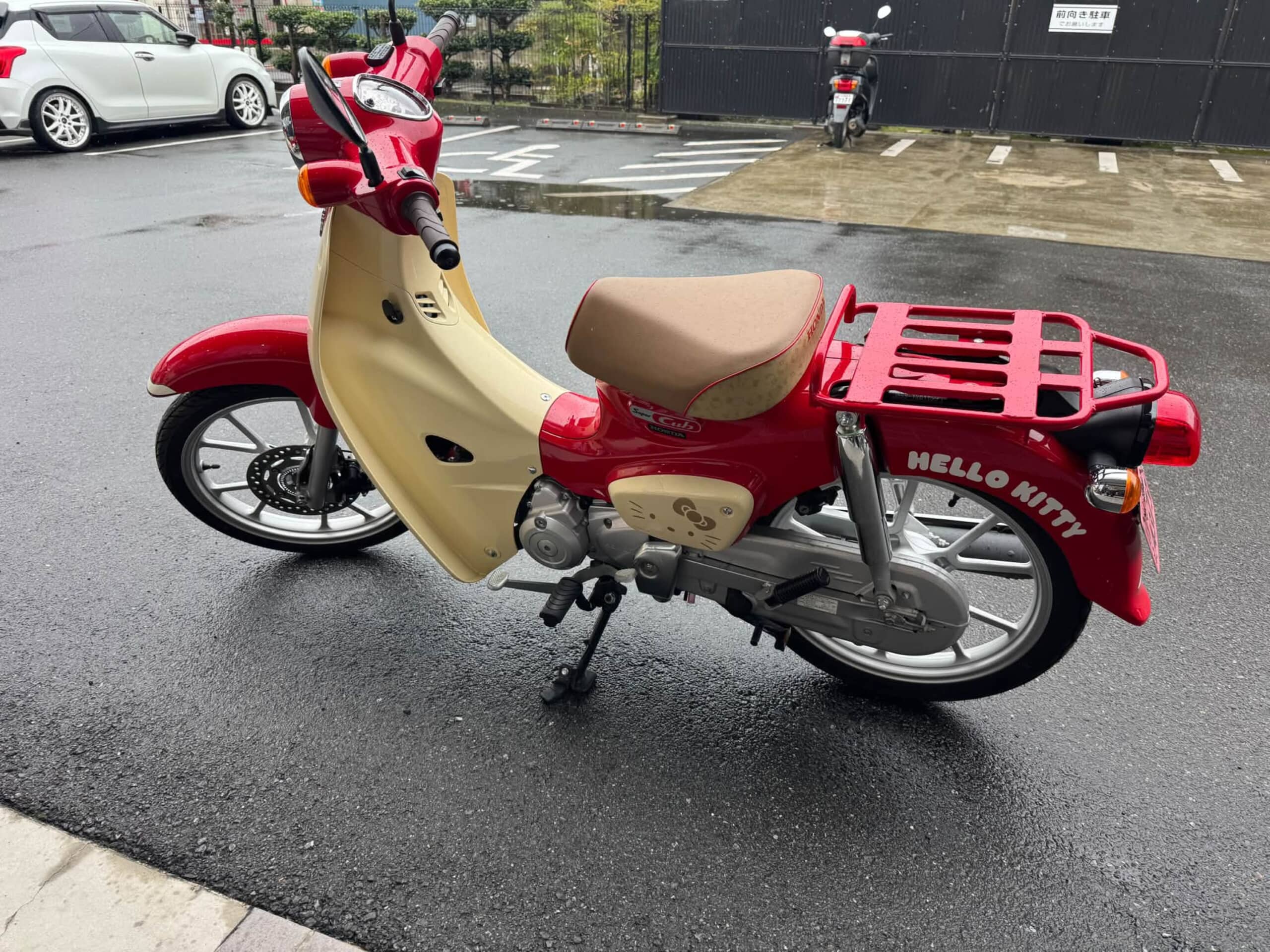 バイクを車検に→店員「代車が今これしかないんですよ」まさかの1台に「そうはならんやろ」「50近いおっさんなのよ」 | 乗り物 ねとらぼ