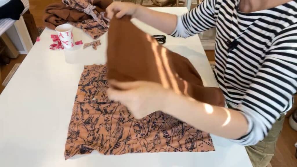 セーターとシャツを同寸で切り出して縫い合わせる