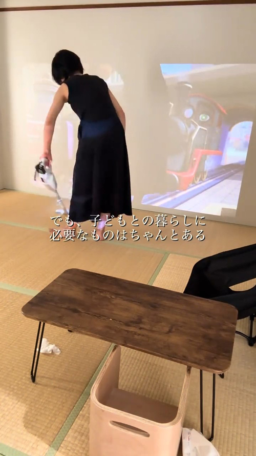 壁にプロジェクターを投影