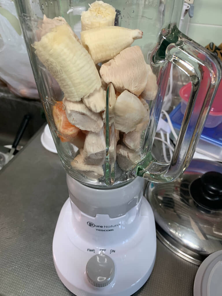茹でた鶏肉をそのままミキサーに!