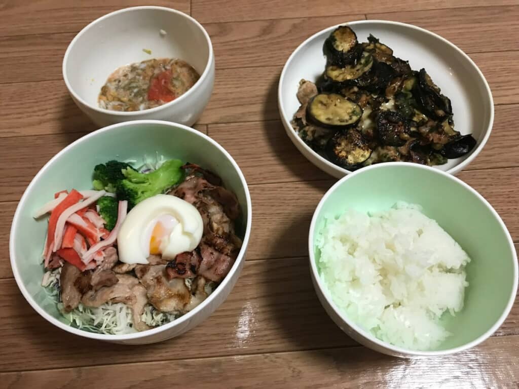 100均の食器を使っていた頃の自炊は、料理へのモチベーションが今より低い感じがします