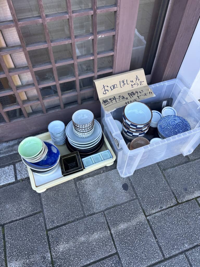 「お皿ほしい方どうぞ」