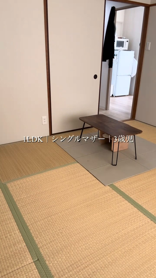 細長いローテーブルのみ置かれている