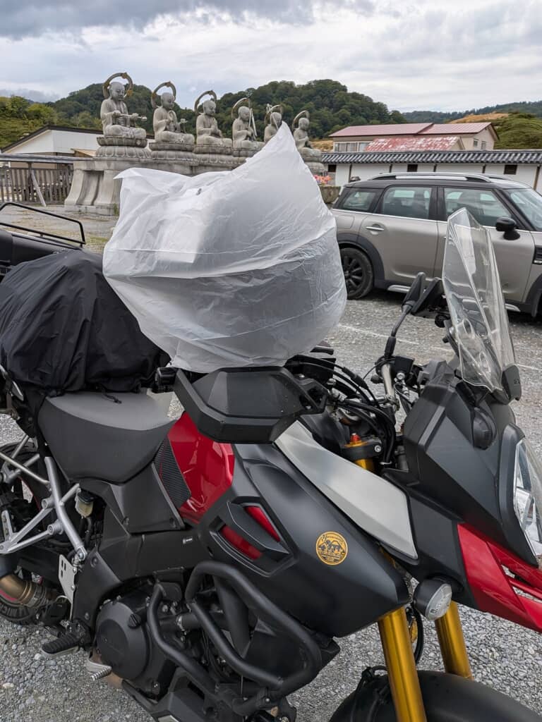 停めて置いたバイクのヘルメットに袋が……！