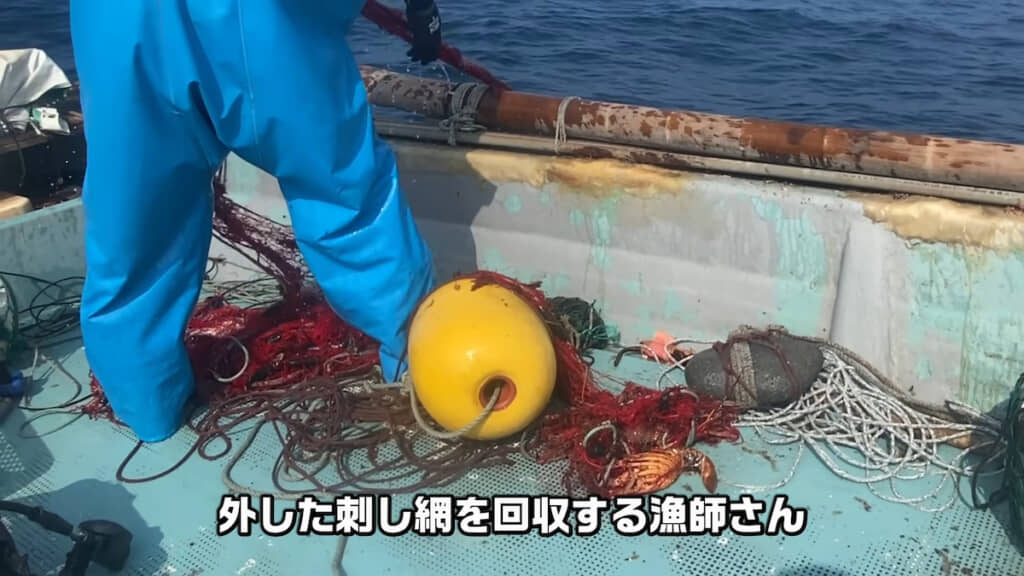 外した刺し網を漁師さんが回収