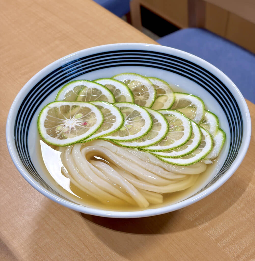 お客さんいわく、「澄み切った青空を切り裂いて進む凧」のような出汁とのこと