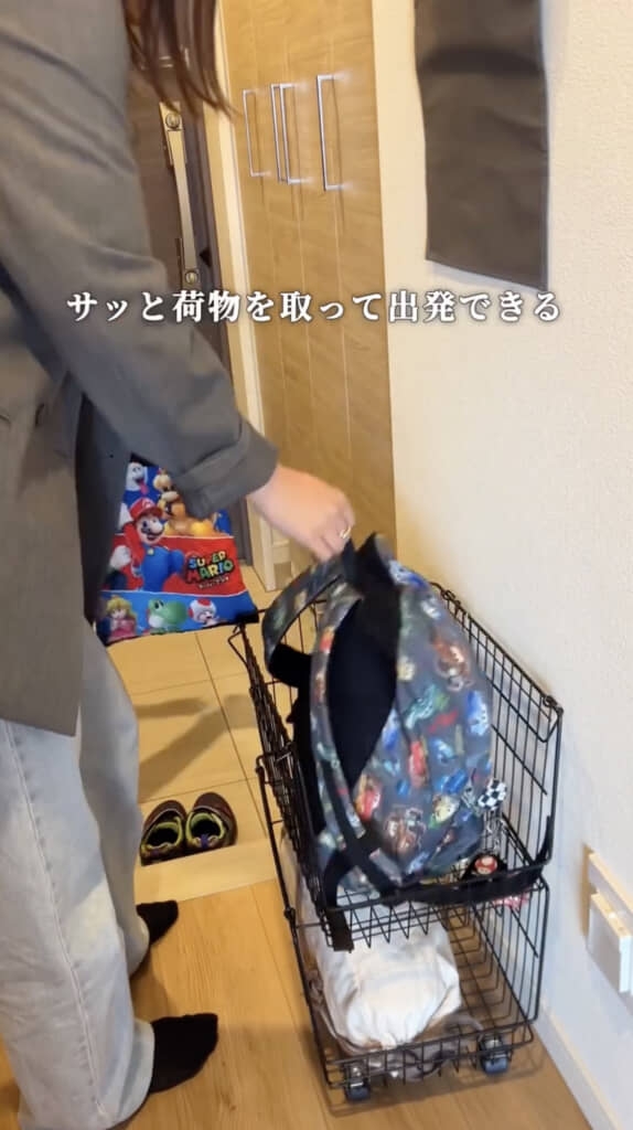 玄関前の荷物置きにも