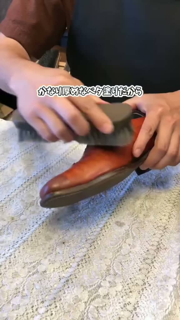 革靴をブラシで磨く投稿者
