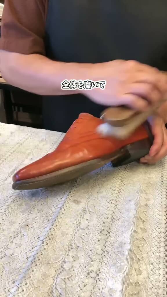明るい茶色のクリームで全体を磨く