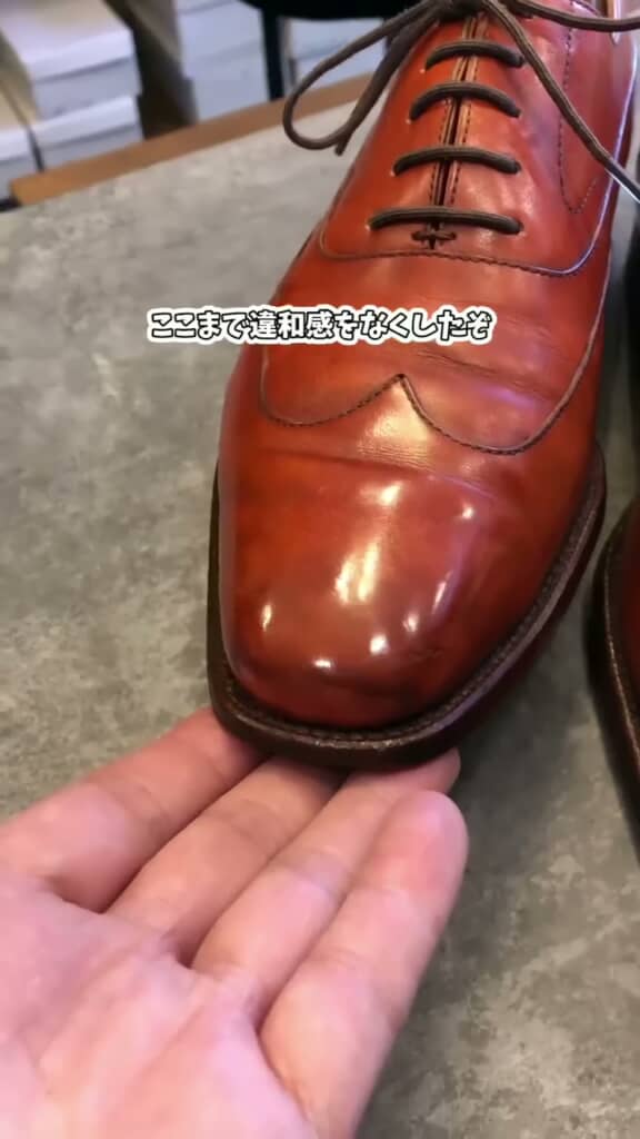 磨き直してピカピカになった革靴