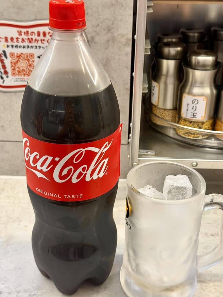 油そばの店で特大サイズのコーラとして取り扱われている1.5リットルのペットボトル