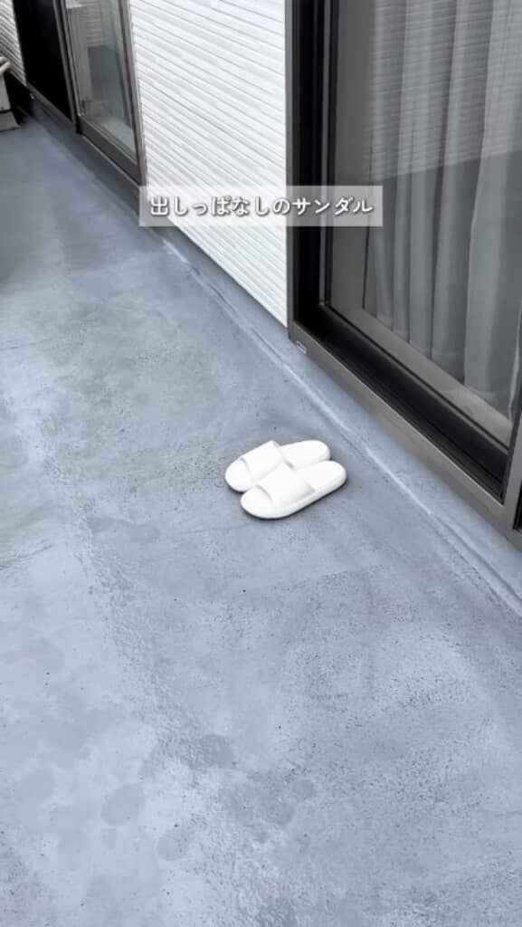 バルコニーに出したままのサンダル