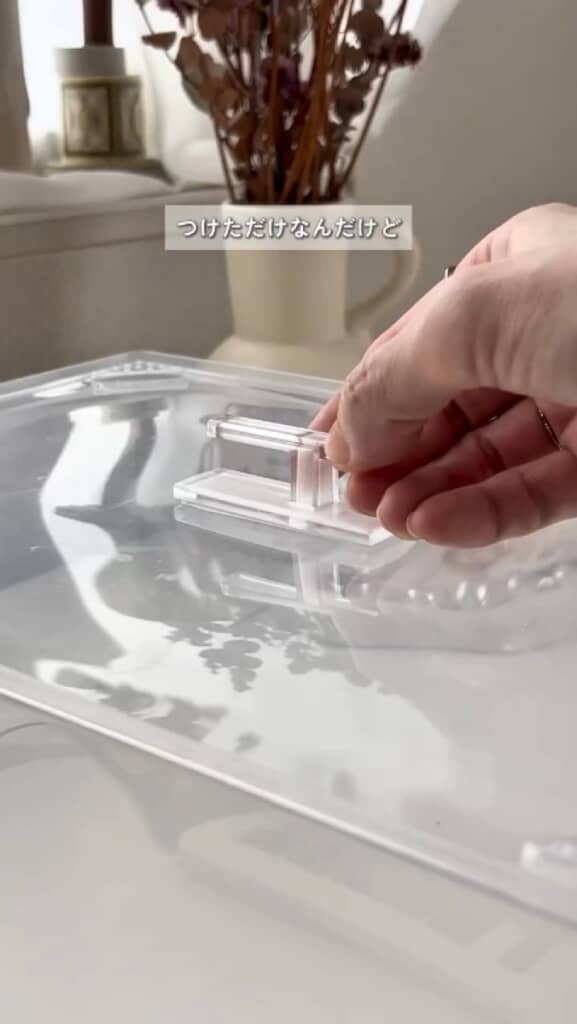 カーテンフックを中央に貼り付ける