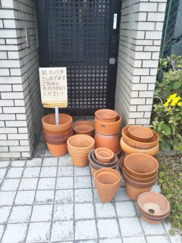 玄関先に「さしあげます」と置いておいた大量の鉢