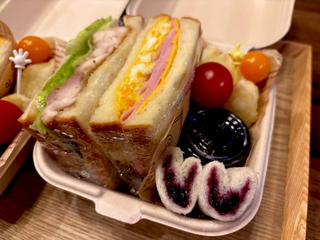 サンドイッチもおいしそう
