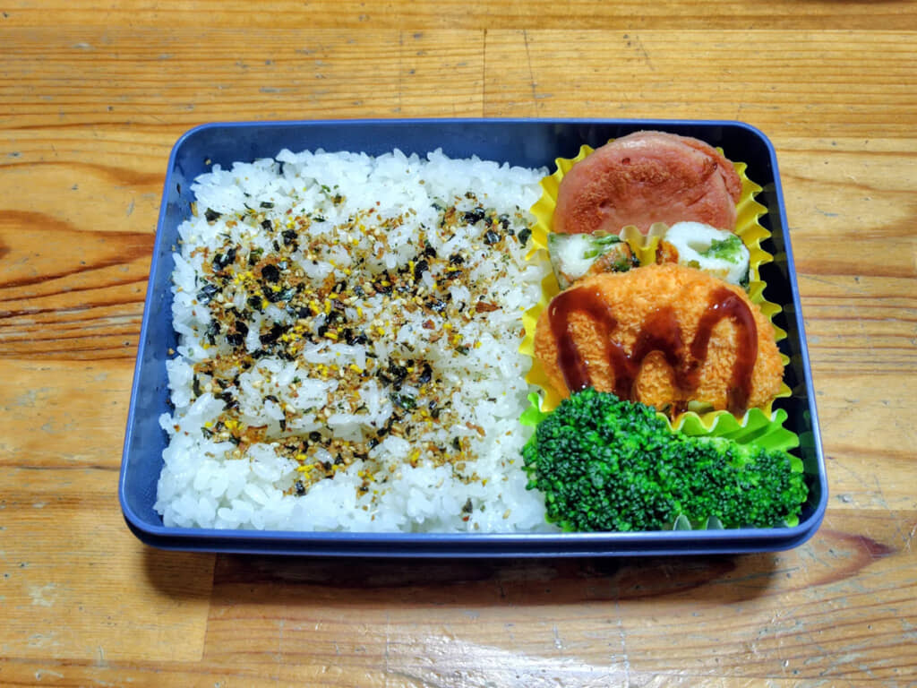 一見すると普通のお弁当ですが……