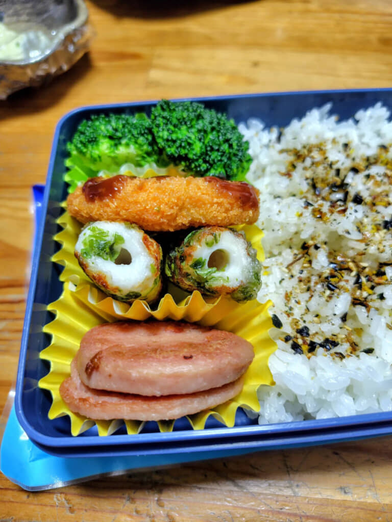 反対側から見たらチクワと目が合った……なんか気まずい