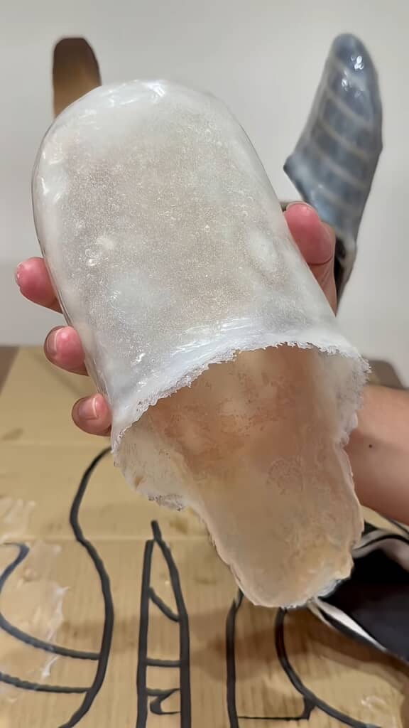 スリッパの形をしているボンドの塊